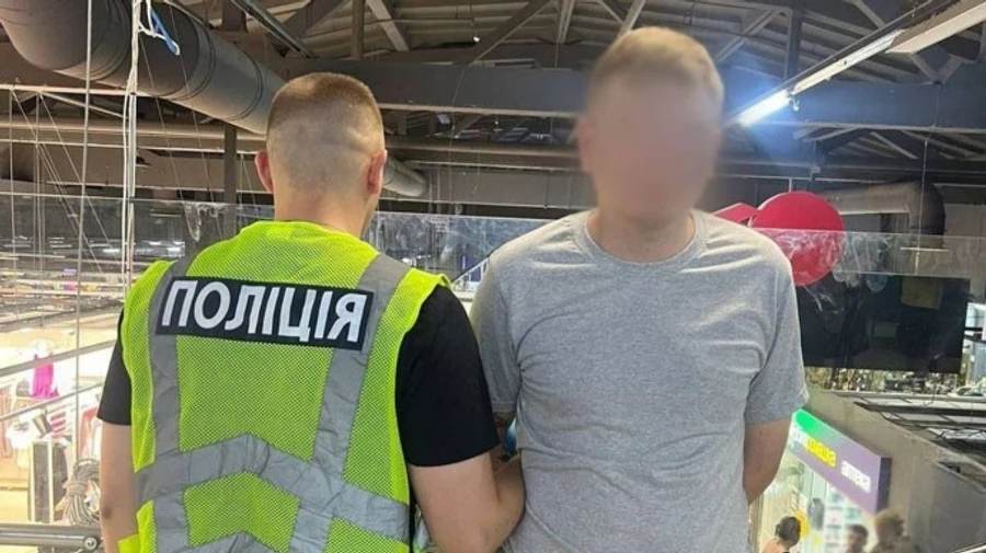 В Киеве мужчина с ножом напал на посетителя торгового центра: пострадавший в больнице