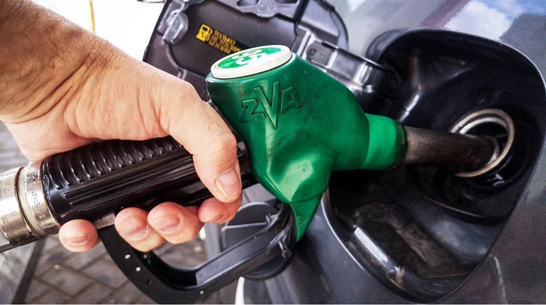 Паніка на АЗС уже додала 5 гривень до пального: що штовхає ціни вгору