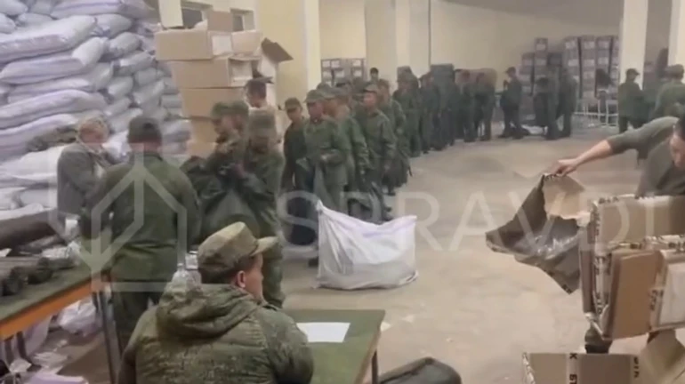 Уряд показав відео, на якому військовим з КНДР видають російське спорядження