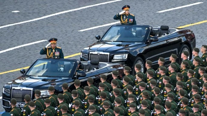 Подоляк: Не парад, а мрак, Путин затянул людей в шизофренический мир