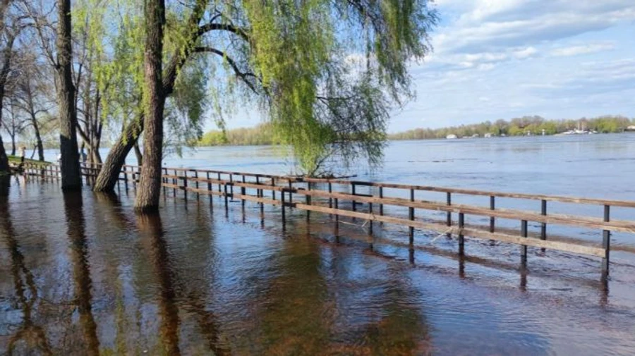 Рівень води в Дніпрі стрімко пішов на спад
