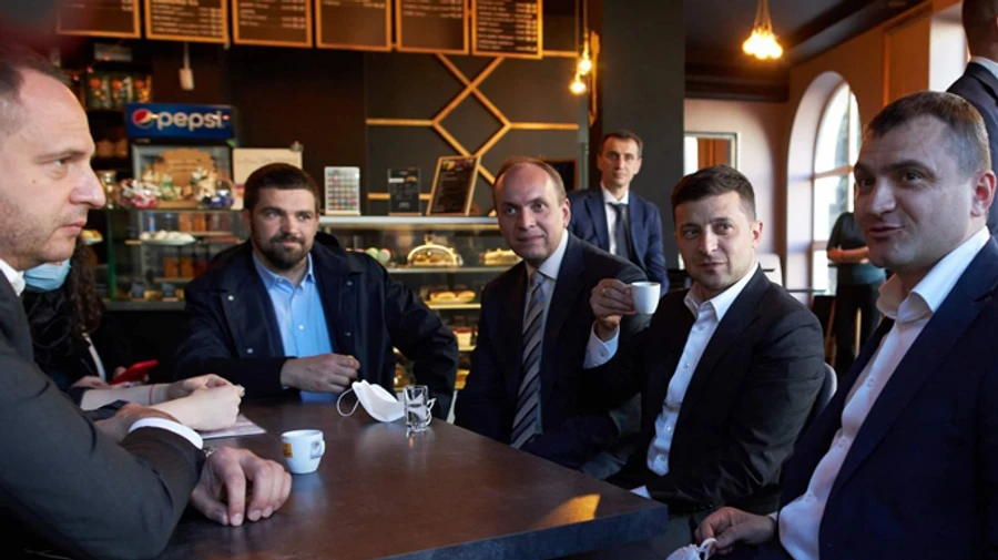 У Києві дозволили роботу закладів після 22.00, а Зеленському доповіли, що їх закривають