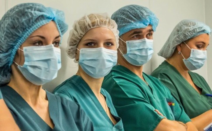 Білорусь визнала, що в країні на Covid-19 захворіли сотні медиків