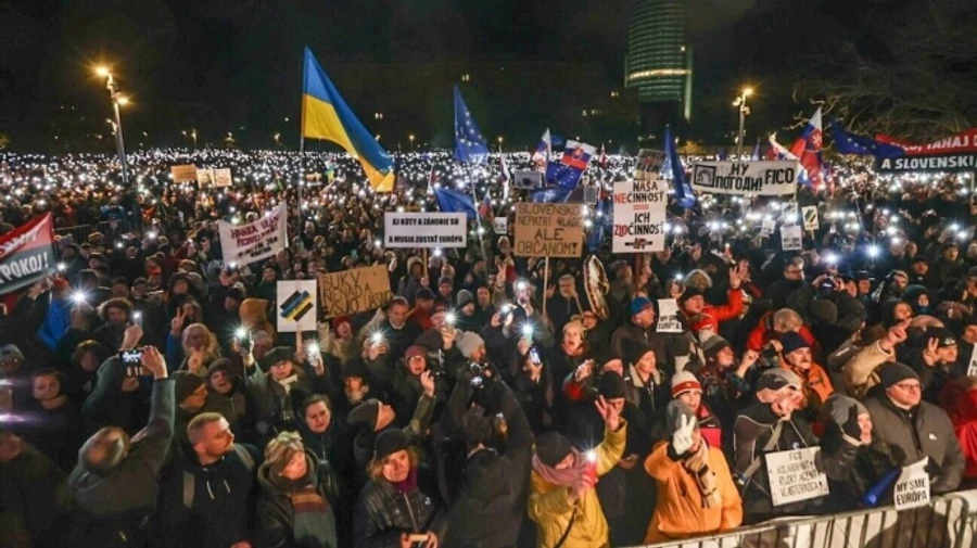 Protests against pro-Russian PM erupt in several Slovak cities – photos