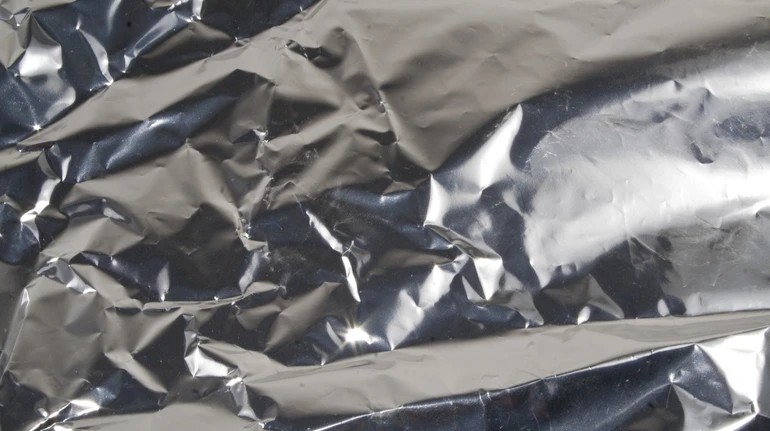 Чи безпечно використовувати фольгу під час приготування їжі?