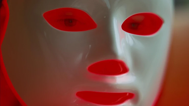 Це віддзеркалення нашого світу, в якому технології створюють розрив між людьми. Розмова про фільм Бугонія з режисером Йоргосом Лантімосом і композитором Джерскіном Фендриксом