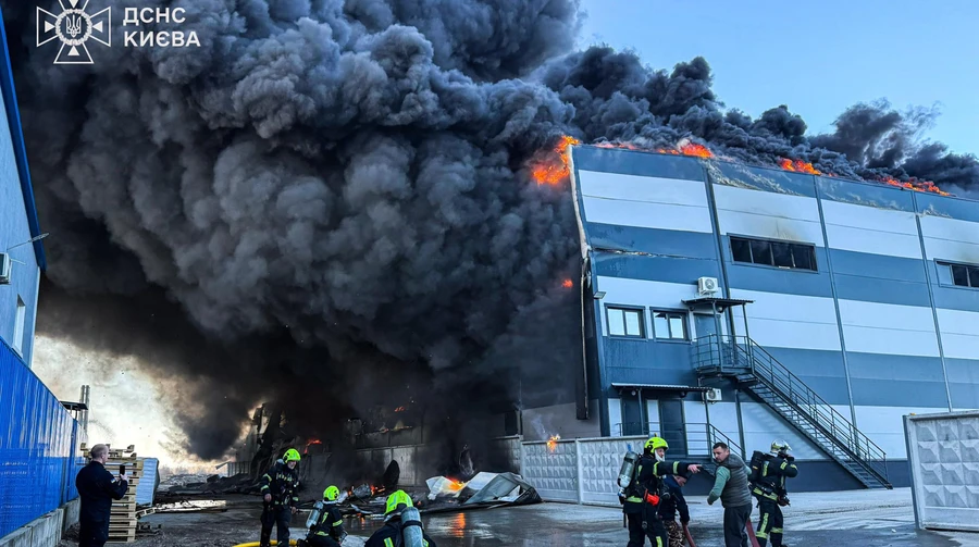 У Києві видно дим від масштабної пожежі: горять склади в області