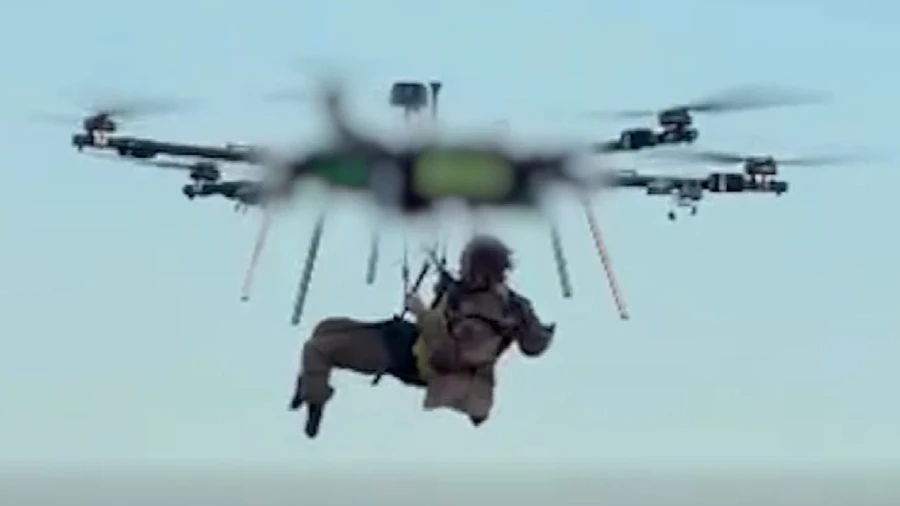 Momento histórico: militares realizam primeira evacuação aérea de soldado ferido usando drone – vídeo