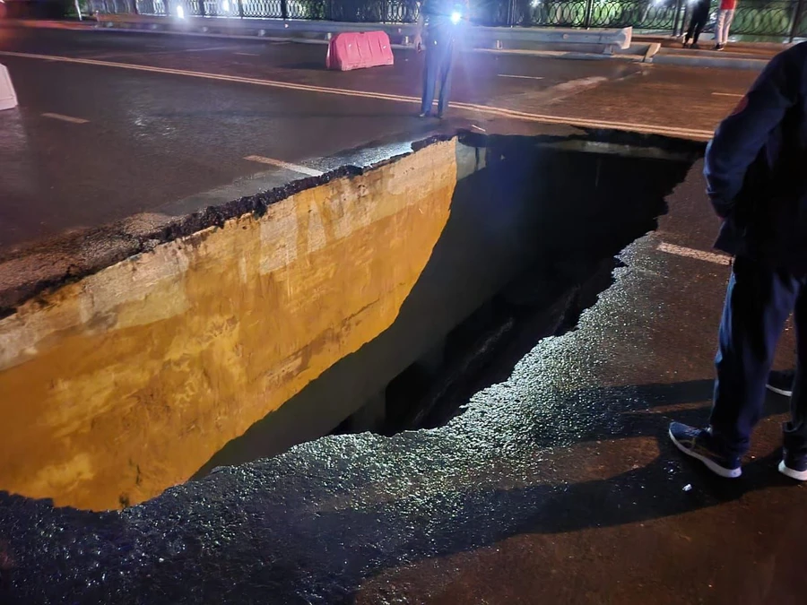 Через повінь у Сімферополі обвалилася частина мосту через річку Салгир