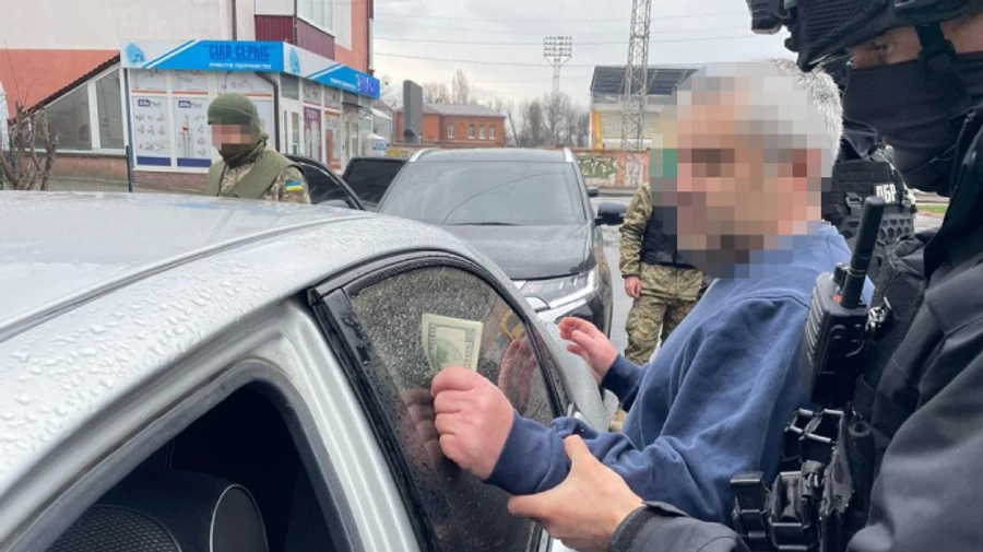 Задержали военных, которые за $2 тысячи переправляли мужчин за границу