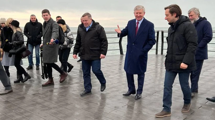 Ахметов и Новинский засветились в Мариуполе