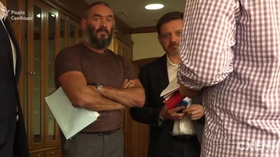 Один із нападників на журналістів в Укрексімбанку повернувся на роботу під оплески