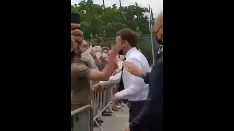 Долой Макронию: президенту Франции дали пощечину на встрече с избирателями