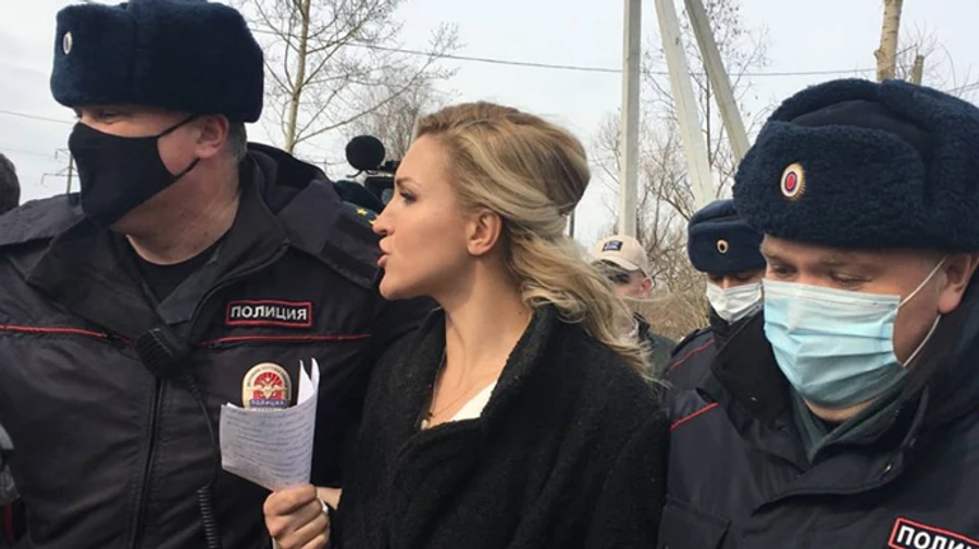 До Навального в колонію приїхала лікар, її затримали