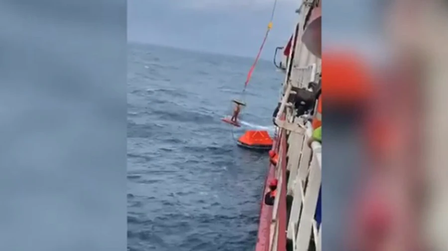 Аварія суховантажу з українцями: з’явилося відео рятувальної операції