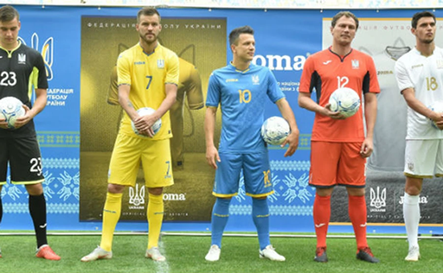 На форме футбольной сборной Украины появилась надпись Слава Украине