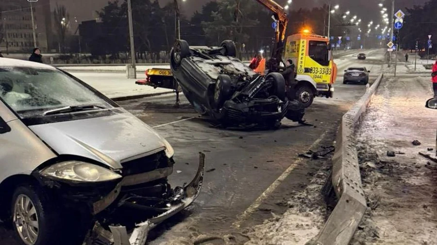 Переломы, травмы, разбитые авто киевлян: коммунальщики 9 районов столицы получили подозрения