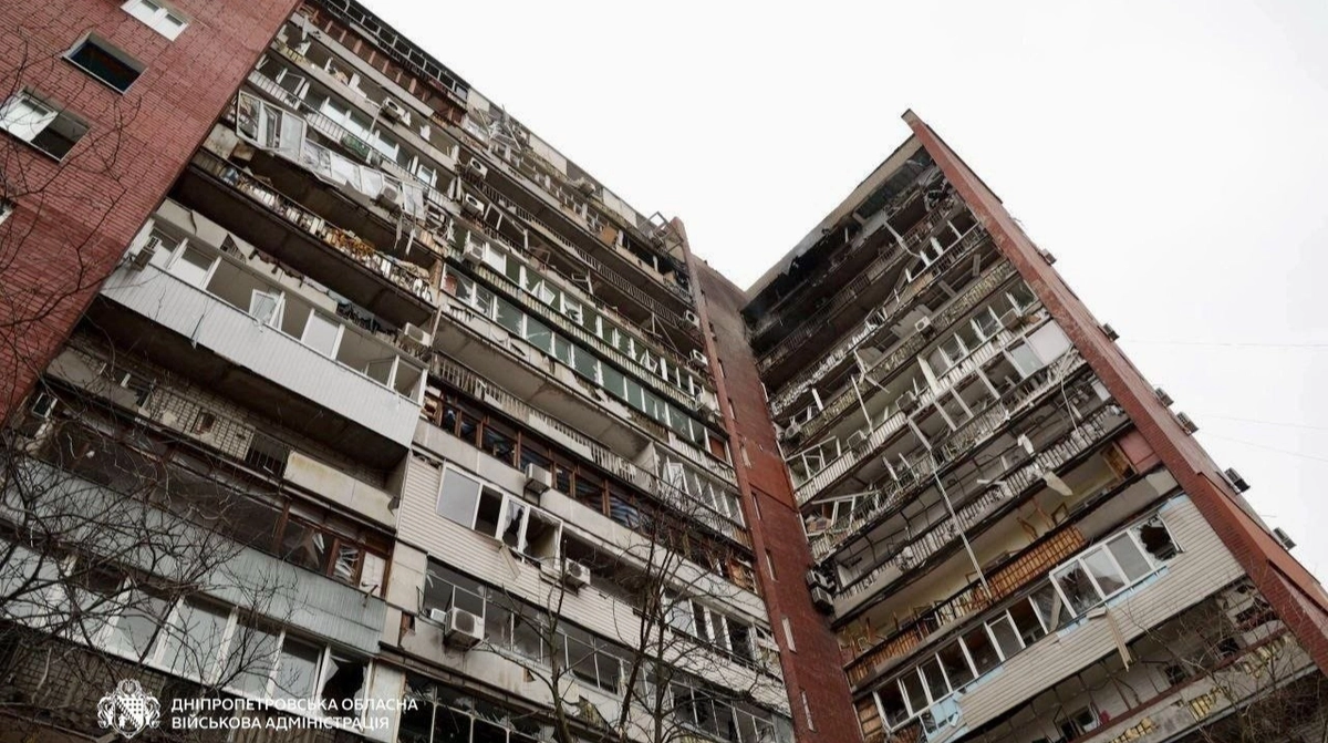 У Дніпрі російський дрон влетів у 14-поверхівку: є поранені