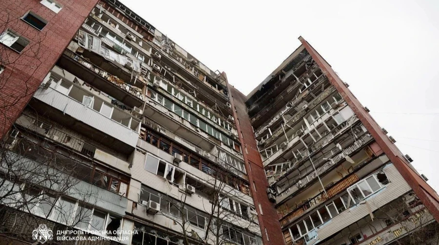 У Дніпрі російський дрон влетів у 14-поверхівку: є поранені