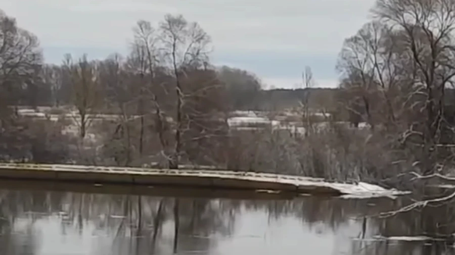 Russian pontoon bridge drifts ashore in Ukraine – video