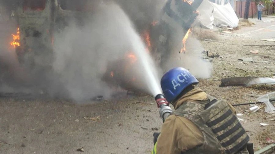 Росіяни двічі вдарили по Нікополю: поранили двох рятувальників