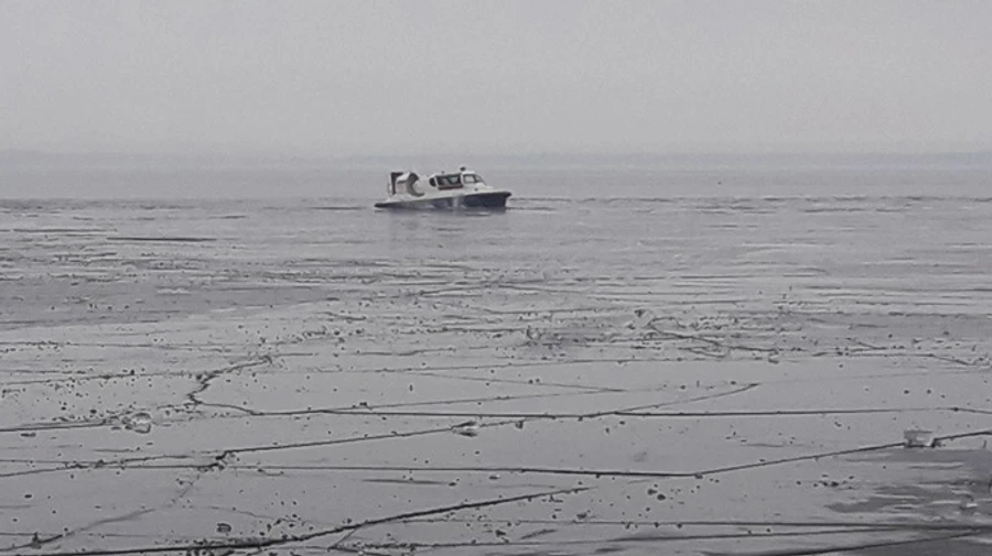 Провалились под лед: спасатели нашли тела двух взрослых и ребенка