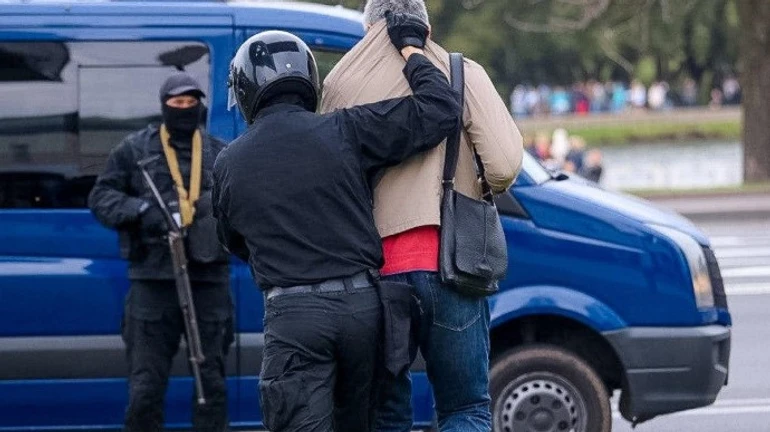 В центр Минск стянули бронетехнику, на площадях – силовики с автоматами