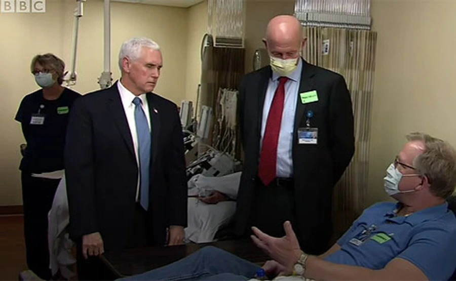 Віце-президент США прийшов у клініку без маски