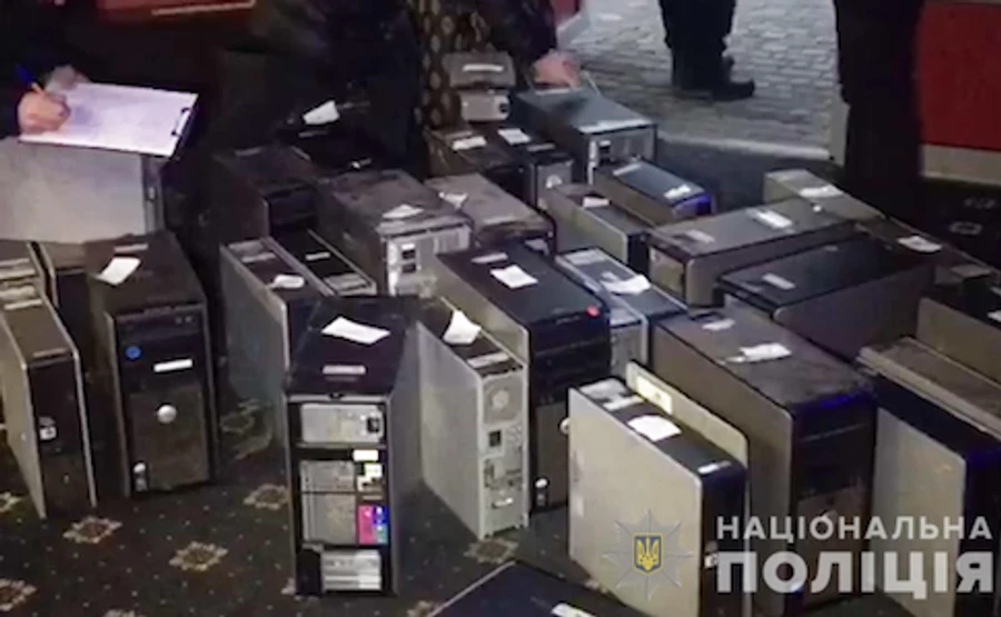 Поліція повідомляє про тисячі закритих гральних закладів і вилучених комп'ютерів