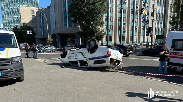 У Києві внаслідок ДТП перекинулось поліцейське авто: загинув водій, троє поранених
