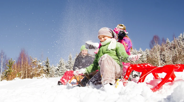На Полтавщині підлітка отримала тяжкі травми через катання на санках, прив'язаних до авта