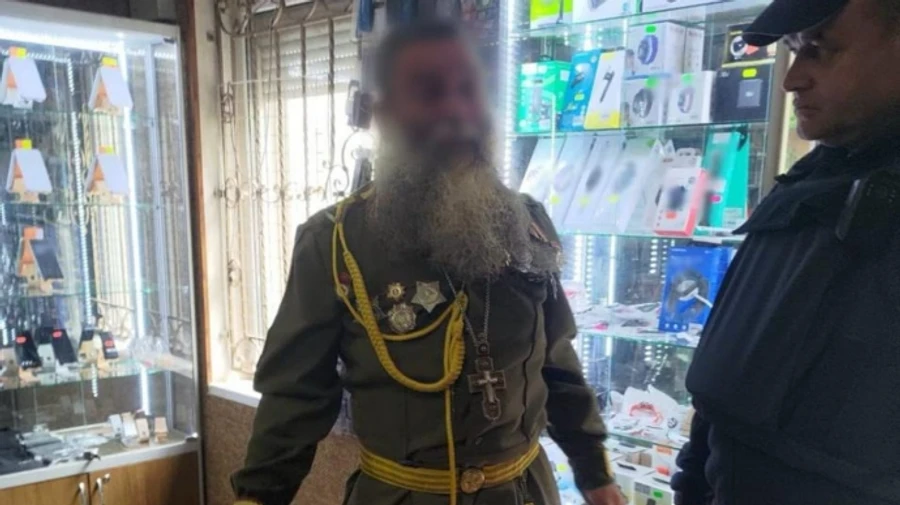 На Закарпатті священник УПЦ МП із товаришем гуляли у радянській формі. Їх затримали