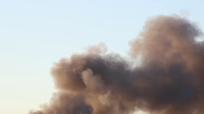 У Дніпрі росіяни вдарили по підприємству: спалахнула пожежа, двоє поранених