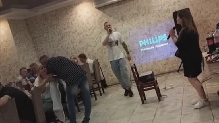 Під Києвом дівчину виштовхали з кафе за зауваження щодо музики Лепса, втрутилася поліція