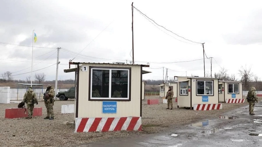 Боевики в Донбассе блокируют почти все КПВВ - штаб ООС