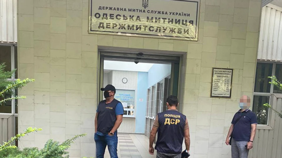 На Одеській митниці троє керівників погоріли на хабарях 