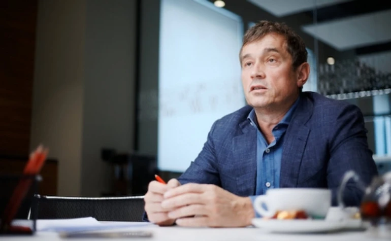 Василь Хмельницький про авіацію, роботу у офісах та важливість виробництва для економіки