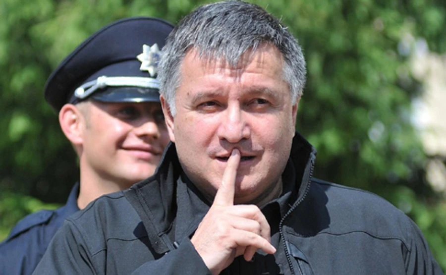 Аваков зізнався, кому роздавав нагородну зброю. Прізвищ не назвав