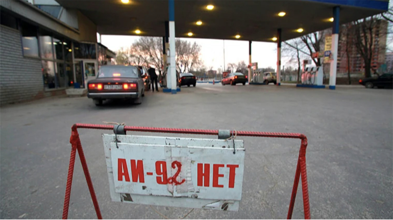 Russia faces mass closures of private petrol stations amid fuel shortage