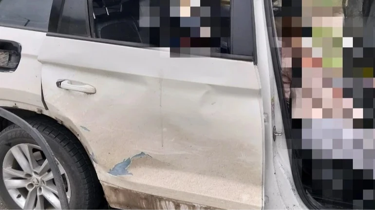 У лікарні померла жінка, поранена під час удару дрона РФ по авто в Херсоні, через нові атаки постраждали ще троє людей