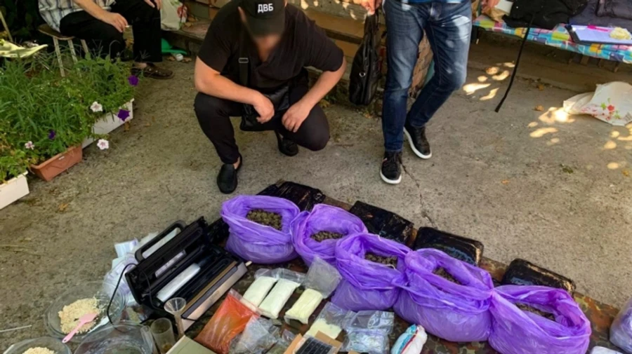 Гашиш, мет, екстазі, PVP: на сході України викрили наркосиндикат, якому допомагав поліцейський