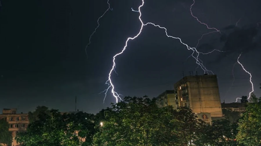 Синоптики попереджають про сильну грозу у Києві та області