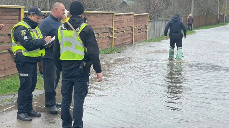 На Київщині розмило дамбу: вода підтопила Іванків
