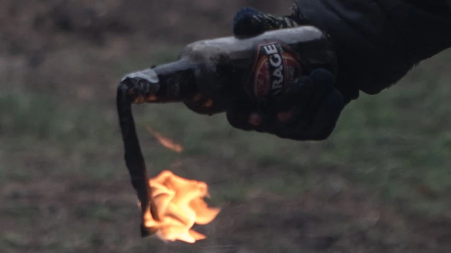 В центре Москвы в автозак запустили коктейлем Молотова - росСМИ