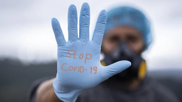 Власти рассматривают возможность ослабить ограничения для вакцинированных - санврач