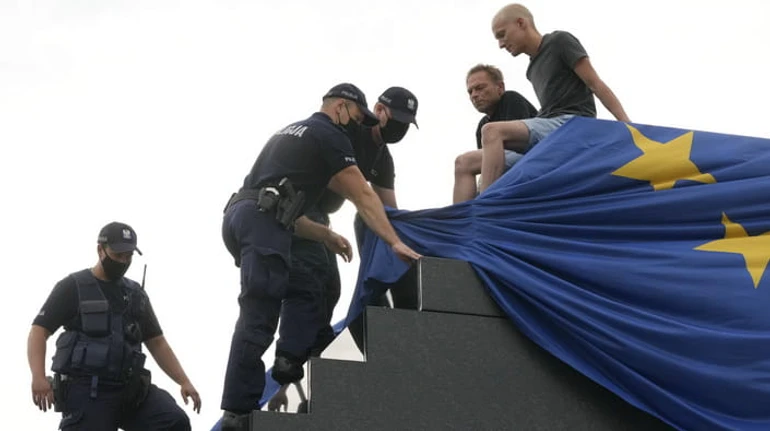 Ультиматум из Брюсселя: зачем Еврокомиссия пугает Польшу санкциями