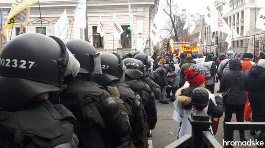 Під Радою за злісну непокору поліції затримали 50-річного чоловіка