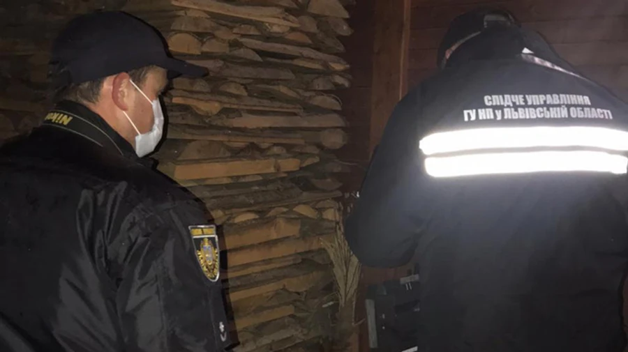 На Львівщині жінка застрелила двох малолітніх доньок і наклала на себе руки