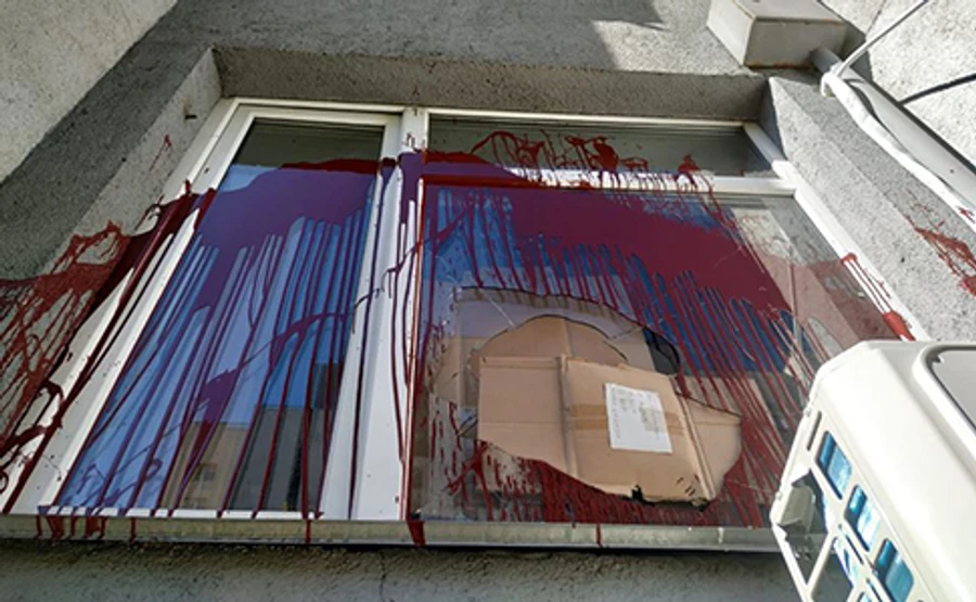 На громадську приймальню Білецького в Києві скоїли напад