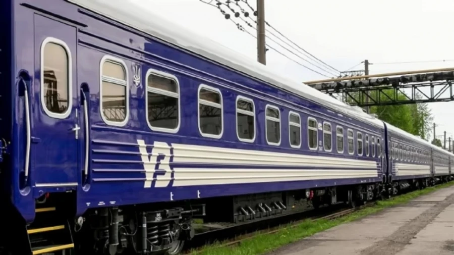 Из-за вражеской атаки и обесточивания железной дороги задерживается ряд поездов – УЗ